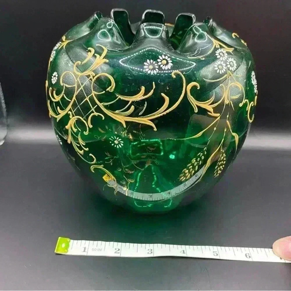 VGT Green Handblown Ruffled Vase with Gold Detailing - Picture 6 of 7